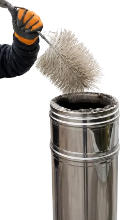 Kominár a čistenie komína na dome