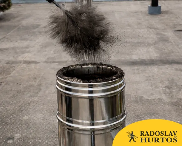 Manuálne čistenie komína na streche